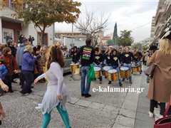 Καλαμαριά: Τυμπανιστές έκαναν σαματά στον πεζόδρομο (βίντεο)