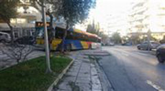 Λεωφορείο του ΟΑΣΘ ξέφυγε από την πορεία του και «καβάλησε» πεζοδρόμιο!
