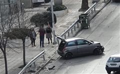 Καλαμαριά: Αυτοκίνητο έπεσε πάνω σε μπάρες