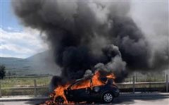 Αυτοκίνητο πήρε φωτιά εν κινήσει στη Θεσσαλονίκη