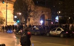 Καλαμαριά: Αριστεριστές διαδηλώνουν στο δημαρχείο για το Macedonian pride