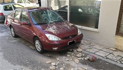Καλαμαριά: Μαρμάρινη πλάκα έπεσε πάνω σε αυτοκίνητο (φωτο)