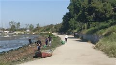 Καλαμαριά: Εθελοντές καθάρισαν το παραλιακό μέτωπο (φωτο)