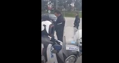 Ραδιοφωνική παραγωγός τα βάζει με αστυνομικούς κατά την διάρκεια ελέγχου (βιντεο)
