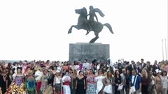 Θεσσαλονίκη: Υψηλή ραπτική με πλαστικές σακούλες, χαρτόνι και καπάκια στην Παραλία