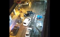 Θεσσαλονίκη: Τρελή πορεία αυτοκινήτου - χτύπησε κάδους, αυτοκίνητα (βιντεο)