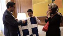 Ο Τσίπρας έδωσε στον μικρό Αμίρ την ελληνική σημαία