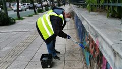 Εργασίες καθαρισμού των γκράφιτι στο κέντρο της Θεσσαλονίκης