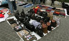 Θεσσαλονίκη: Κατασχέθηκαν 11.700 προϊόντα παραεμπορίου - 33 συλλήψεις