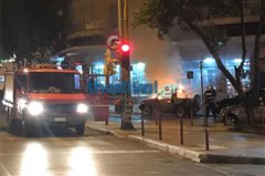 Κάηκε ολοσχερώς ΙΧ στο κέντρο της Θεσσαλονίκης (VIDEO)