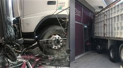 Οδηγός έπαθε έμφραγμα - Το φορτηγό του έπεσε σε κατάστημα
