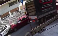 Βίντεο Σοκ: Αυτοκίνητο παρασέρνει γυναίκα στην ανατολική Θεσσαλονίκη