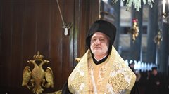 Κορωνοϊός: Ο Αρχιεπίσκοπος Αμερικής απαγόρευσε το φίλημα του Σταυρού