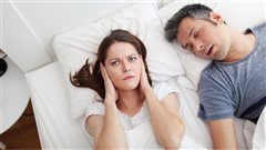 Ροχαλητό: Πόσο επικίνδυνο είναι για αυτόν που κοιμάται δίπλα σας