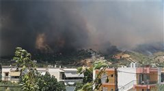Σε εξέλιξη φωτιά στην Κόρινθο: Εκκενώθηκαν οικισμοί και κατασκήνωση (βιντεο)
